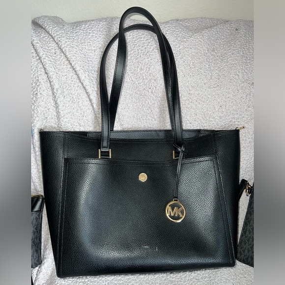 Michael Kors gently used black tote bag - Picture 1 of 1